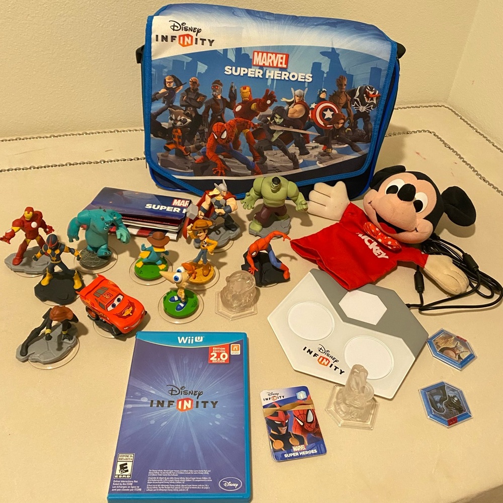 Disney Infinity Marvel Super Heroes Collectibles w/ Bag